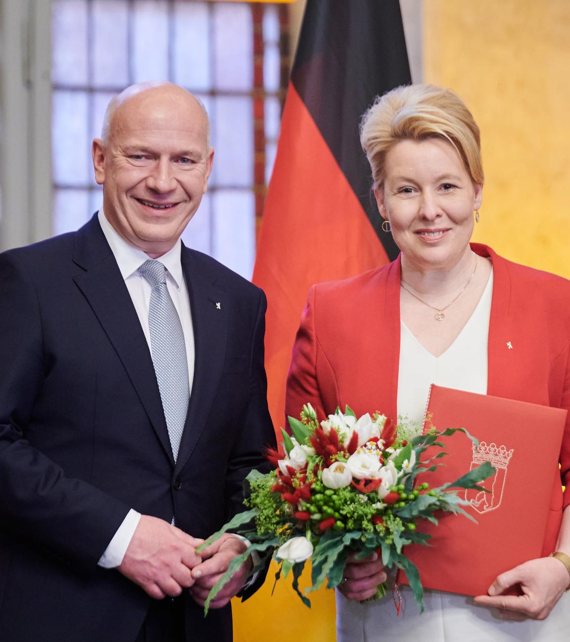 erlin: Kai Wegner (CDU), Regierender Bürgermeister von Berlin, ernennt Franziska Giffey (SPD) zur Senatorin für Wirtschaft, Energie und Betriebe. Im Roten Rathaus findet heute der Regierungswechsel statt