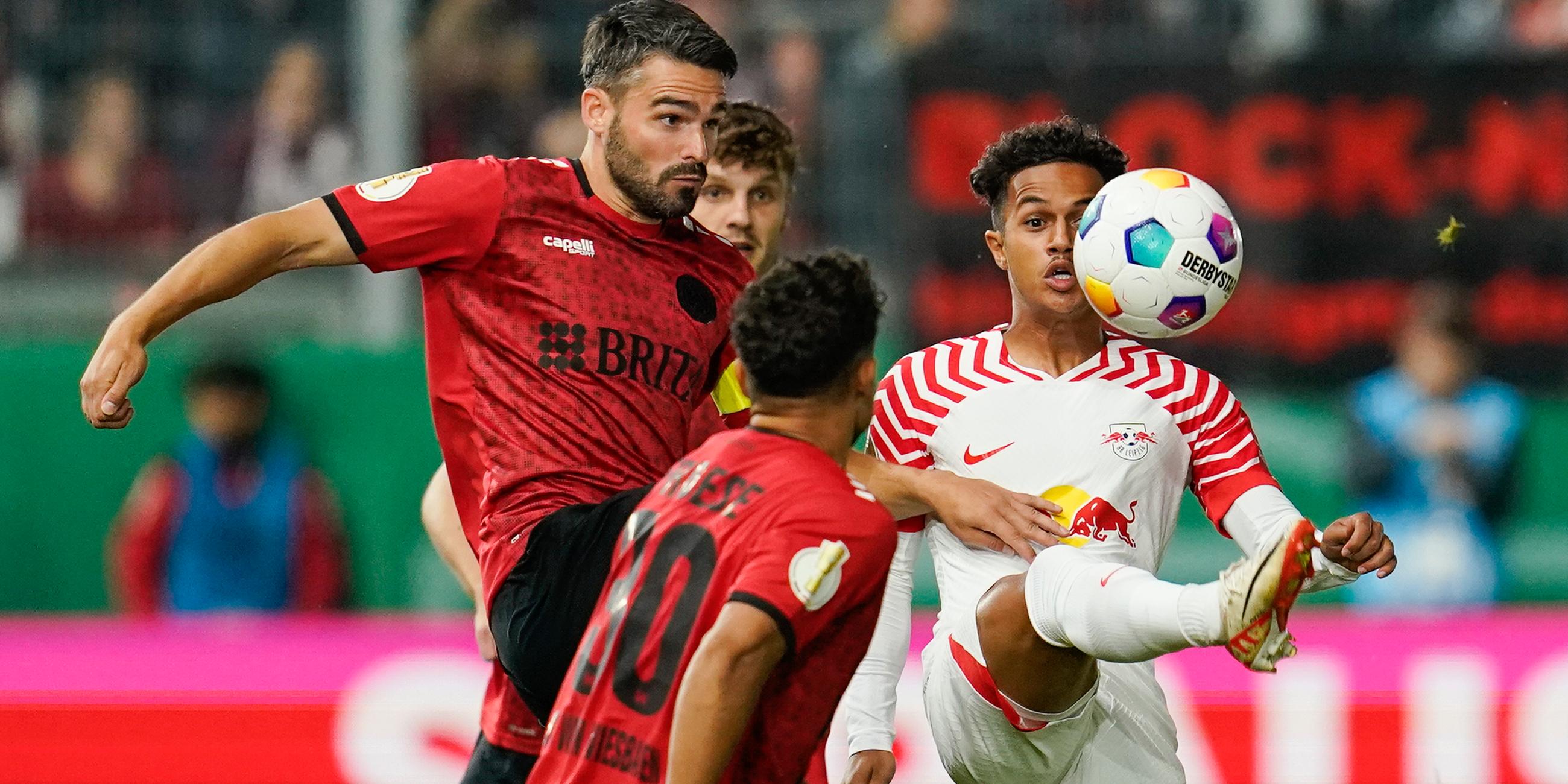 DFB-Pokal, SV Wehen Wiesbaden - RB Leipzig, 1. Runde: Wiesbadens Sascha Mockenhaupt (l.) und Leipzigs Fábio Carvalho kämpfen um den Ball.