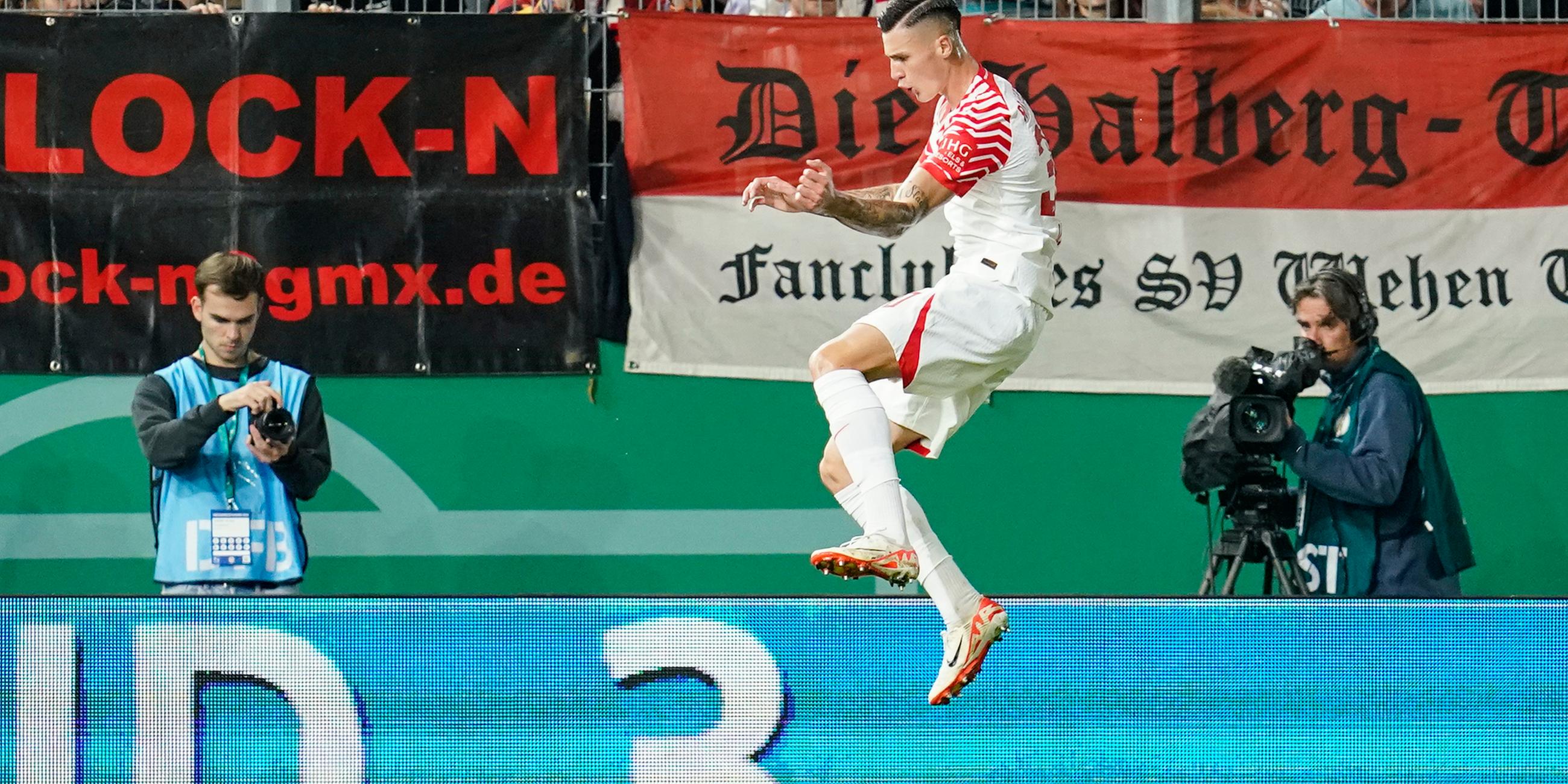 DFB-Pokal, SV Wehen Wiesbaden - RB Leipzig, 1. Runde: Leipzigs Torschütze Benjamin Sesko jubelt über das Tor zum 0:2.