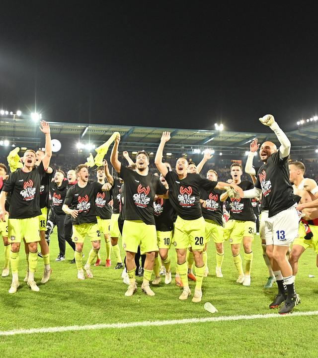 Spieler des SV Wehen Wiesbaden feiern den Aufstieg in die 2. Liga