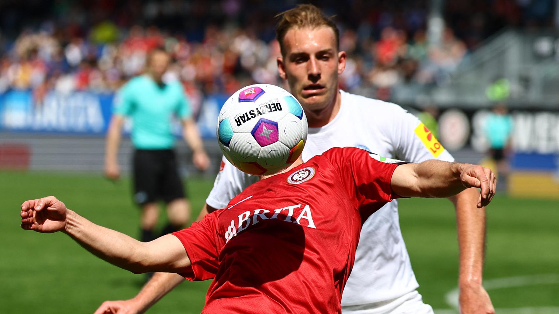 Fußball: SV Wehen Wiesbaden - Holstein Kiel.