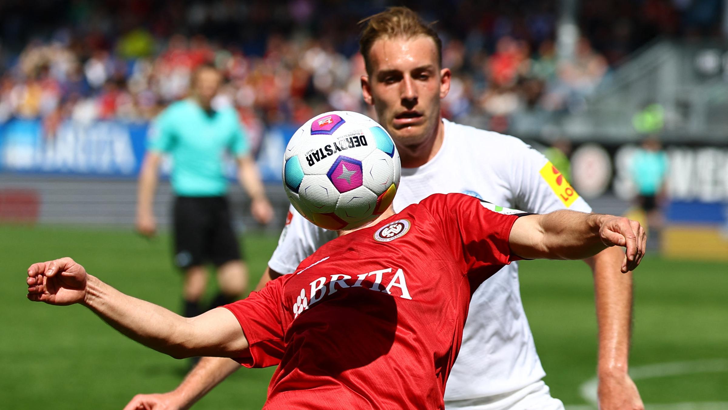 Fußball: SV Wehen Wiesbaden - Holstein Kiel.