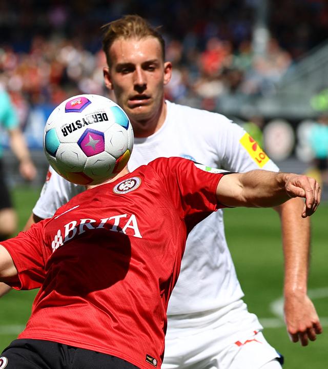 Fußball: SV Wehen Wiesbaden - Holstein Kiel.