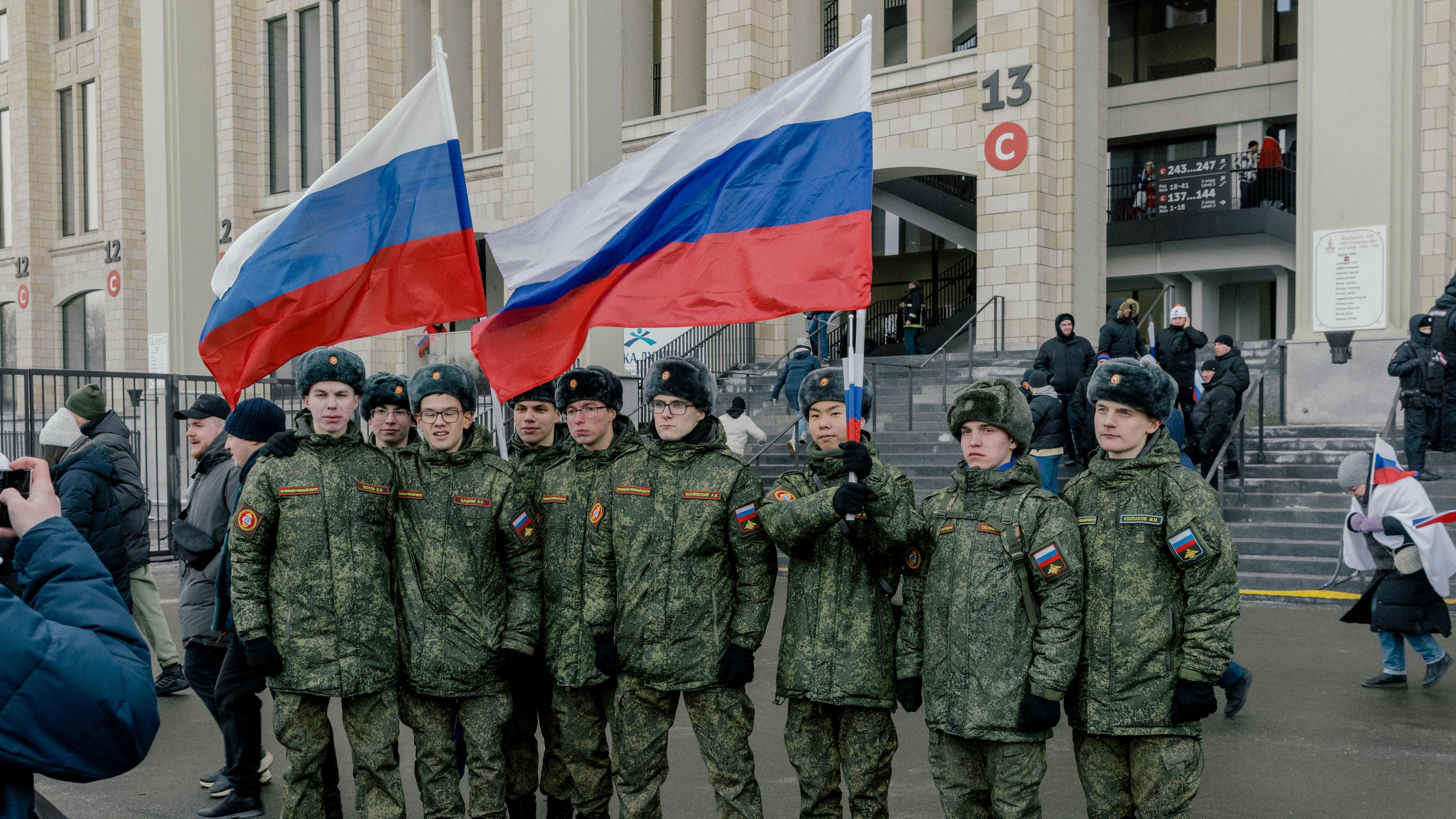 Junge russische Wehrpflichtige vor einer patriotischen Veranstaltung in Moskau