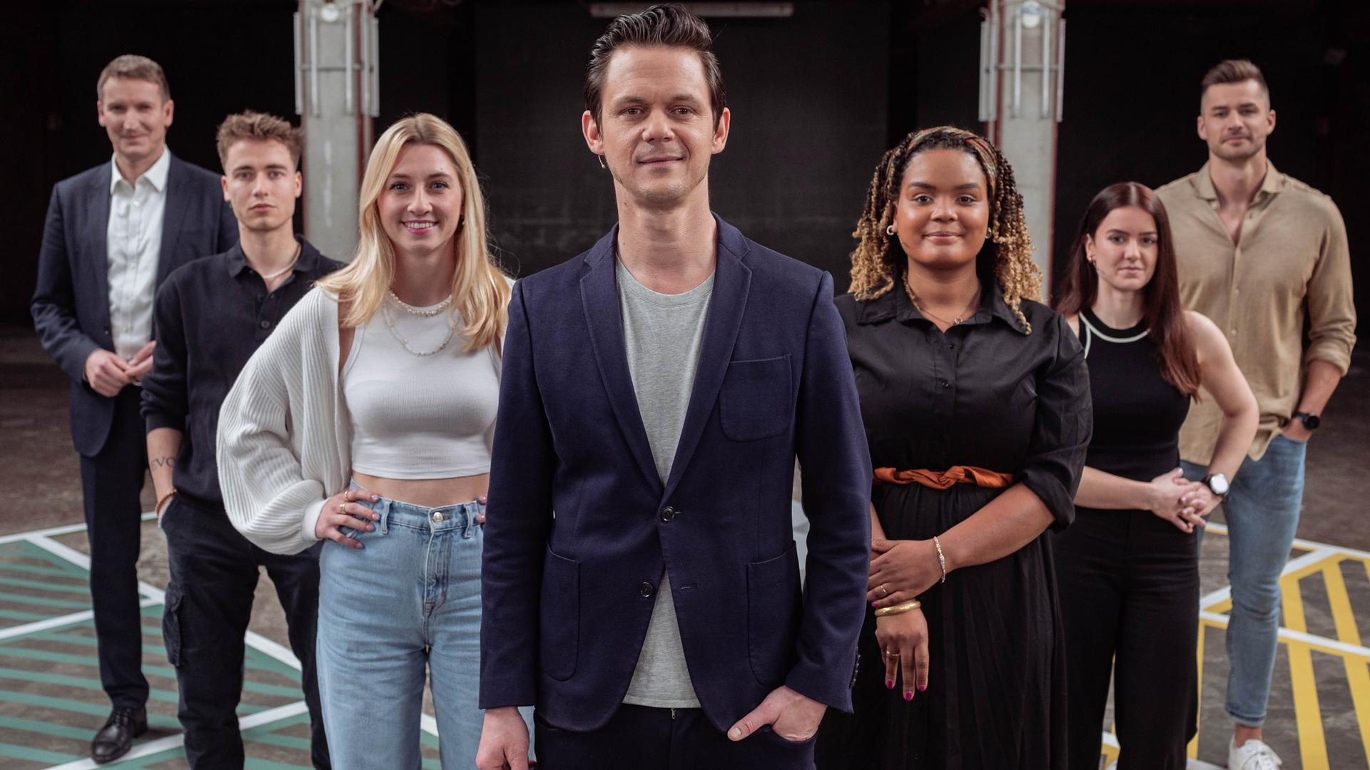 Die sechs Gäste der Folge und Moderator Jo Schück blicken in die Kamera.