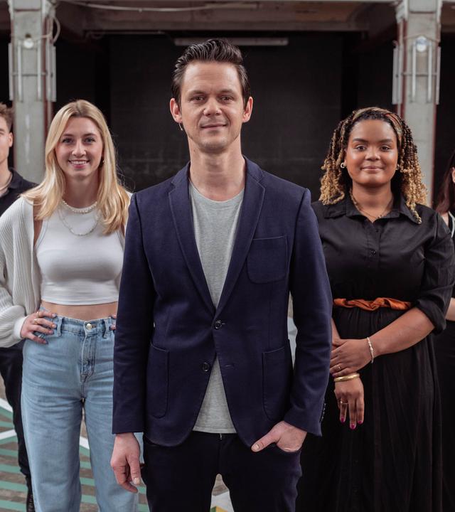 Die sechs Gäste der Folge und Moderator Jo Schück blicken in die Kamera.