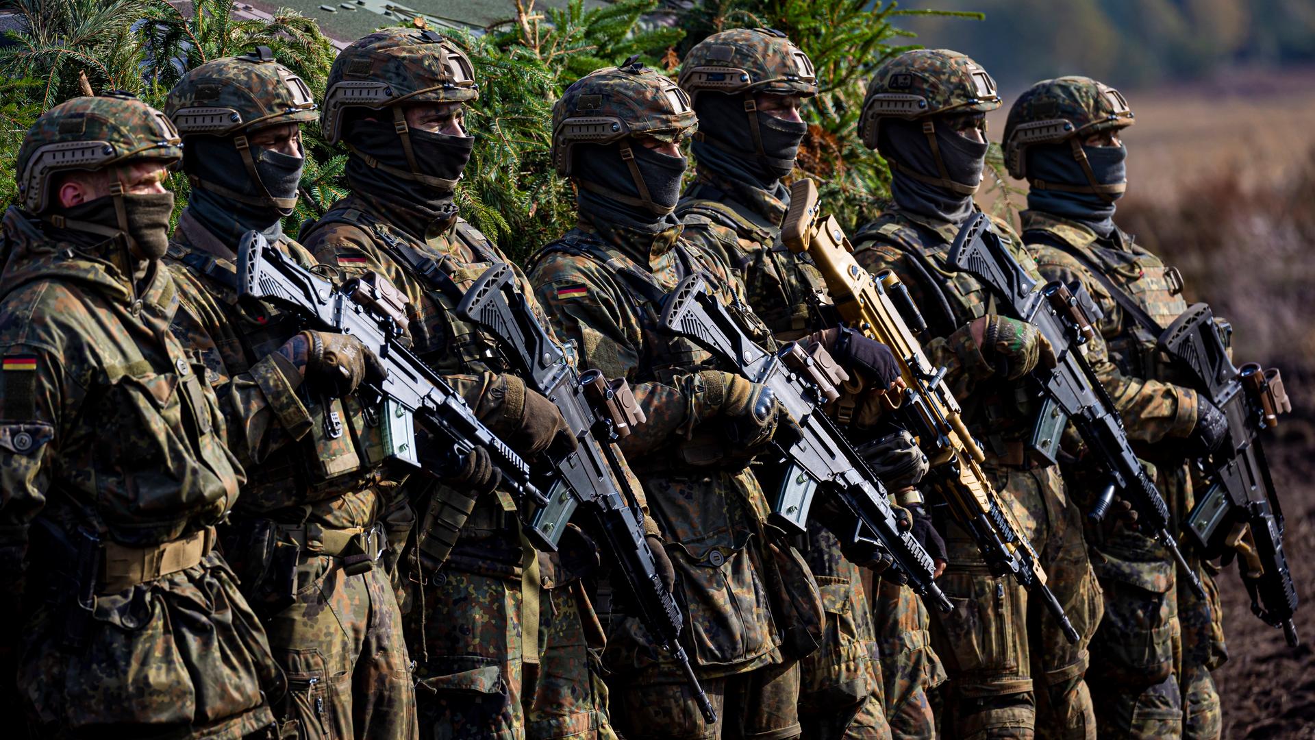 Mehrere Soldaten in Uniform stehen in einer Reihe.