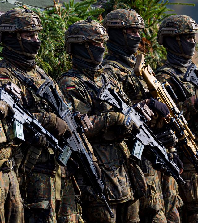 Mehrere Soldaten in Uniform stehen in einer Reihe.