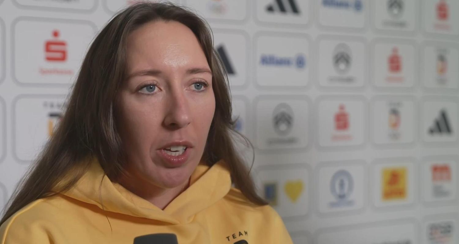 Skirennläuferin Kira Weidle-Winkelmann im Interview bei der Einkleidung für Olympia