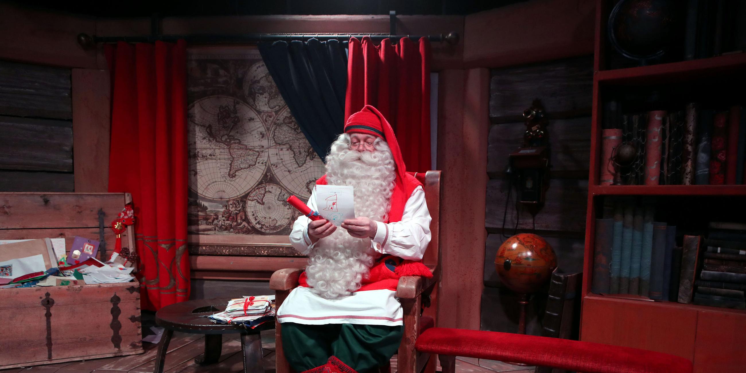 Der Weihnachtsmann sitzt am 18.11.2017 im wWihnachtsmanndorf in Rovaniemi (Finnland) in seinem Zimmer.