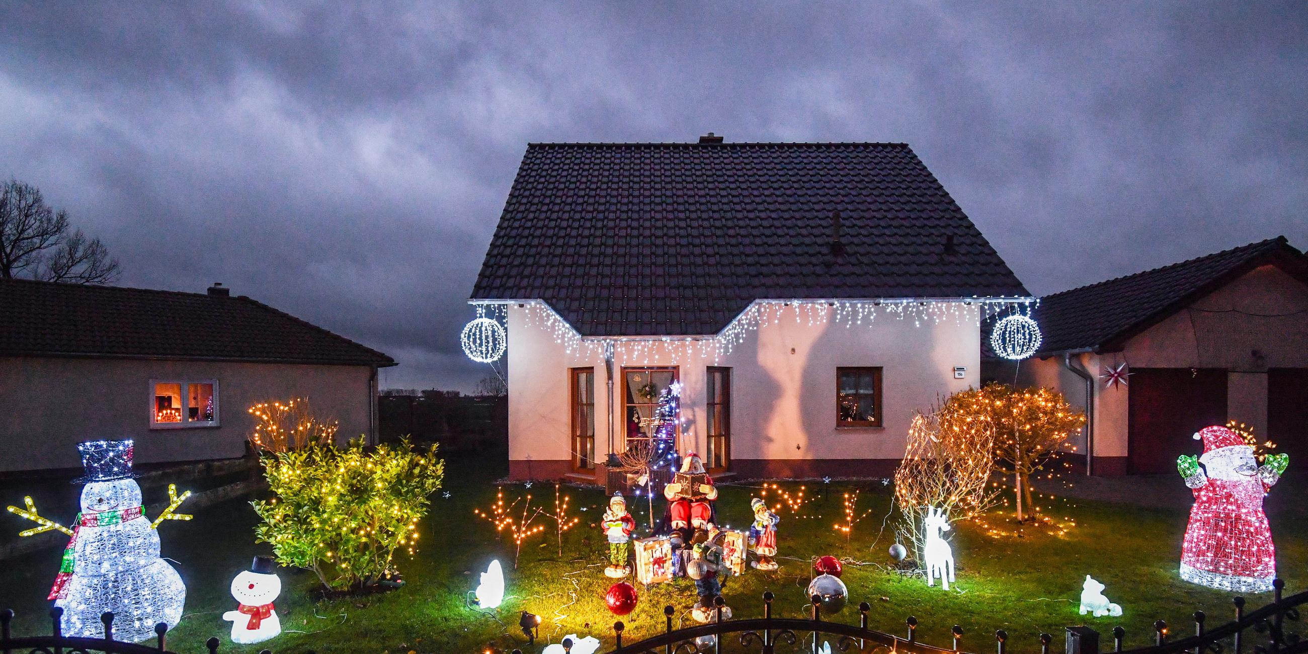 Beleuchtete Weihnachtsdekoration und der Schriftzug "Frohes Fest" erhellen am Abend des 05.12.2017 einen Garten mit Einfamilienhaus in Pillgram