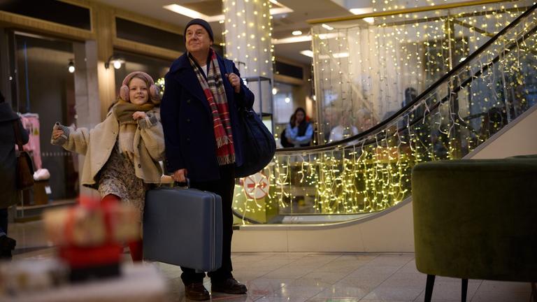 Hans (Joachim Król) hat einen Plan, den er in der Weihnachtsnacht im Olymp umsetzen möchte.