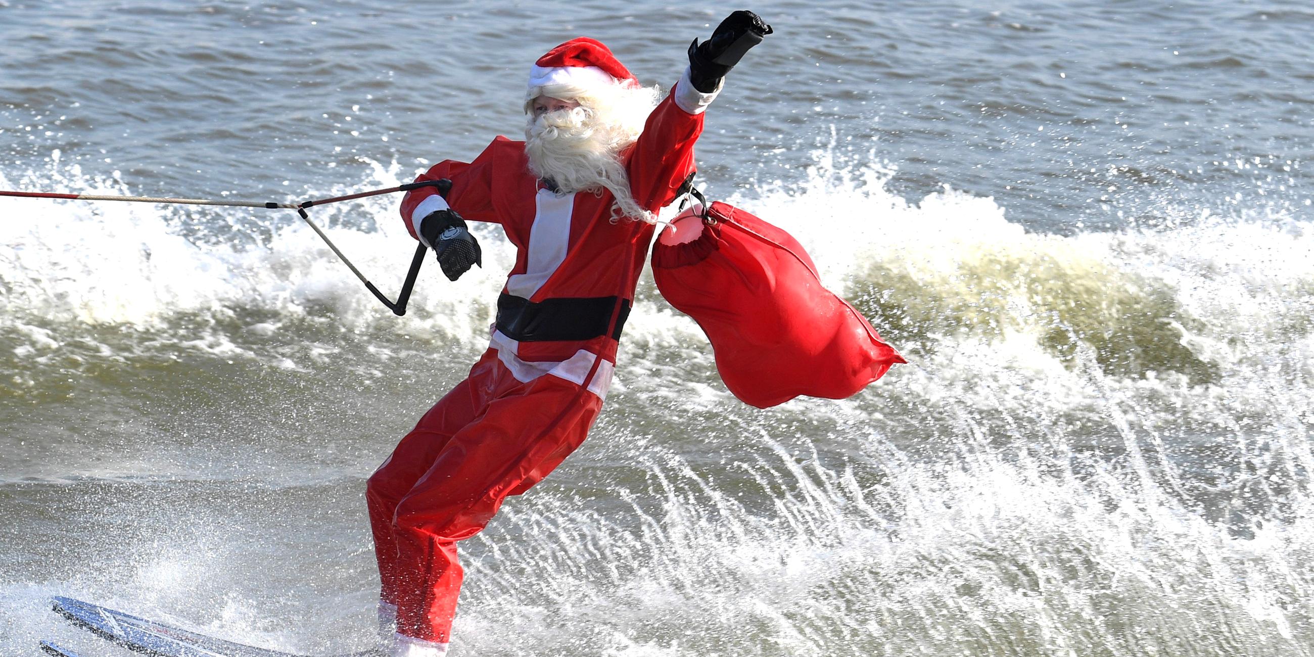 Weihnachtsmann auf Wasserskiern