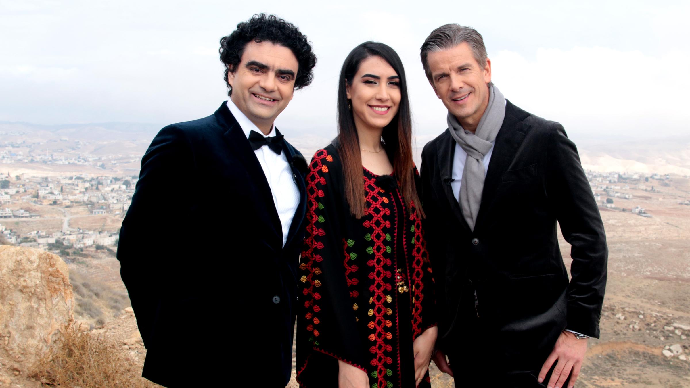 Rolando Villazón (l.) und der palästinensische You Tube-Star Lina Sleibi (M.) zusammen mit Moderator Markus Lanz (r.) am Herodion bei Bethlehem. 