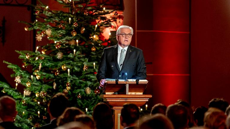 "Weihnachten mit dem Bundespräsidenten": Bundespräsident Frank-Walter Steinmeier steht vor einem geschmückten Weihnachtsbaum in einer Kirche am Pult und liest das Weihnachtsevangelium nach Lukas.