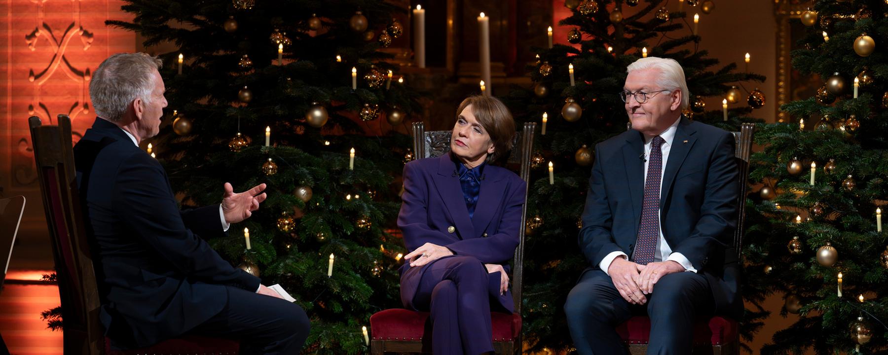 Bundespräsident Frank-Walter Steinmeier (r.) und First Lady Elke Büdenbender (M.) im Gespräch mit Johannes B. Kerner (l.)