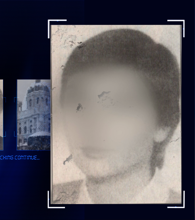 Schwarzweißfoto (Zeitungsausschnitt) einer ca. 30 Jahre alten Frau mit kurzen schwarzen Haaren. Sie lächelt rechts an der Kamera vorbei, ihr Gesicht wurde technisch verfremdet. Sie trägt soweit im Anschnitt erkennbar, helle Oberbekleidung. Links daneben: Lichtschematische Darstellung eines Fingerabdrucks.