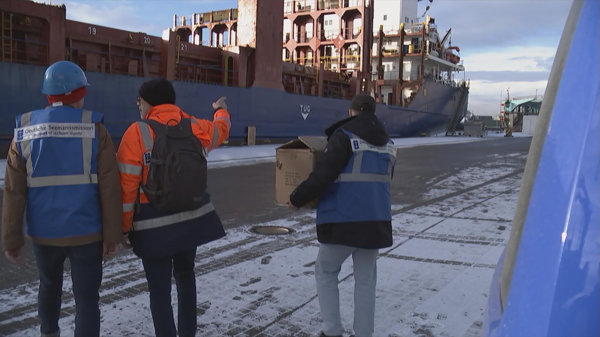 Mitarbeiter der Seemannsmission Bremerhaven bringen Weihnachtsgeschenke an Bord