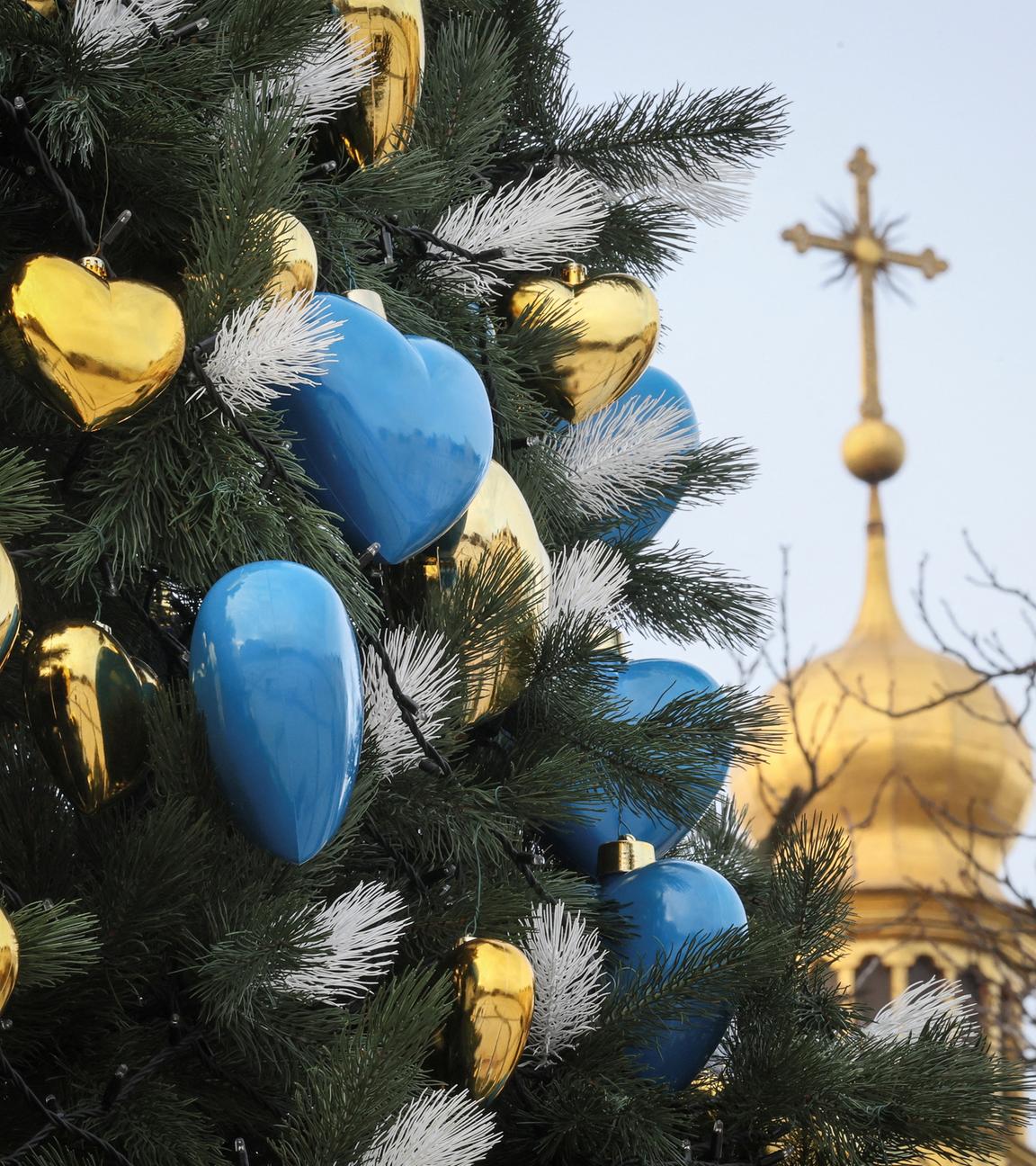 einen Weihnachtsbaum vor der Sophienkathedrale am 20.12.2023.
