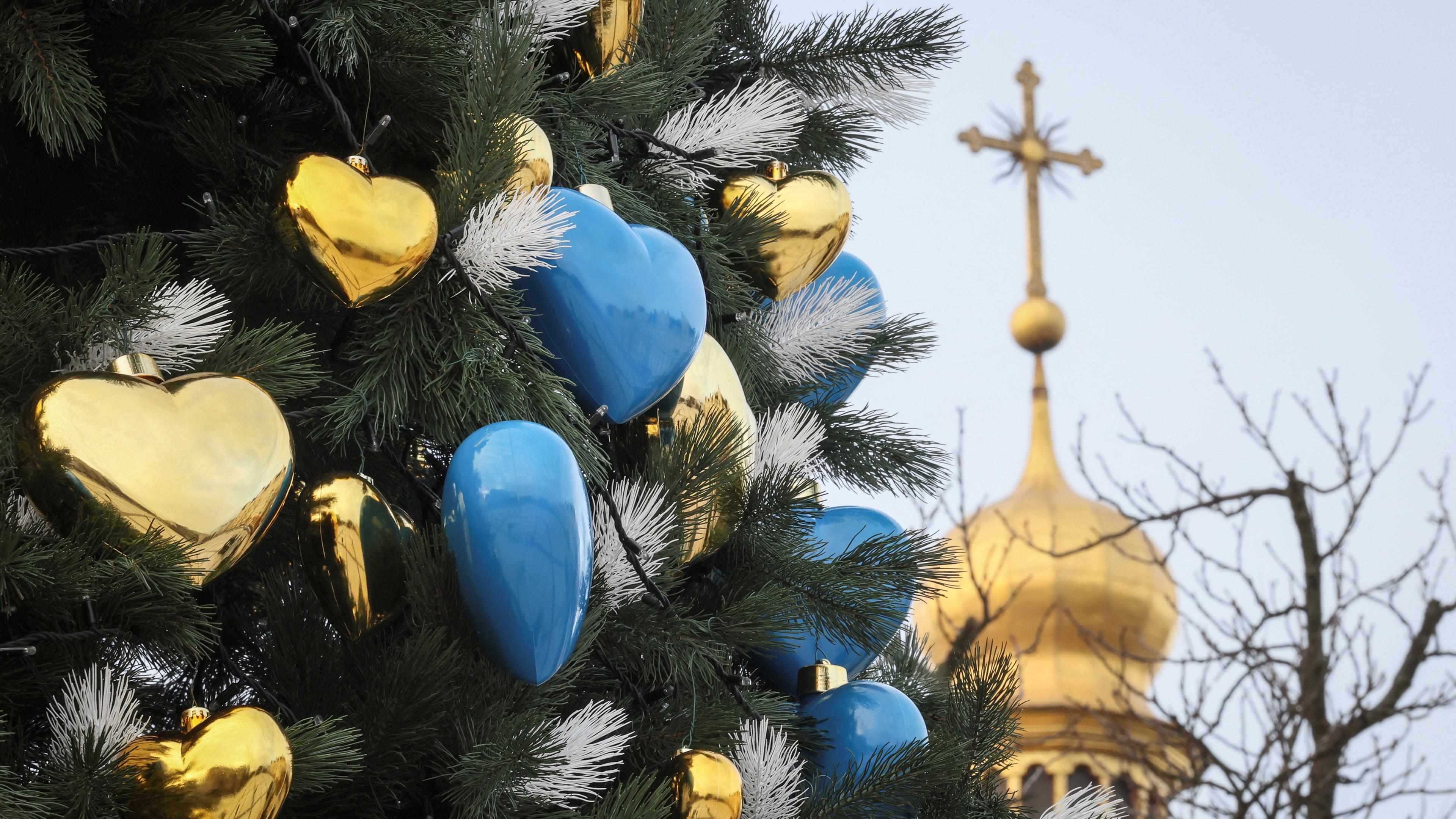 Ein Weihnachtsbaum vor der Sophienkathedrale in Kiew.