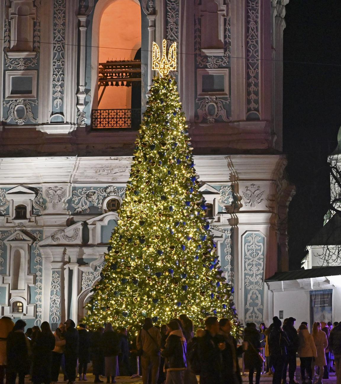 Menschen versammeln sich um einen Weihnachtsbaum in Kiew.