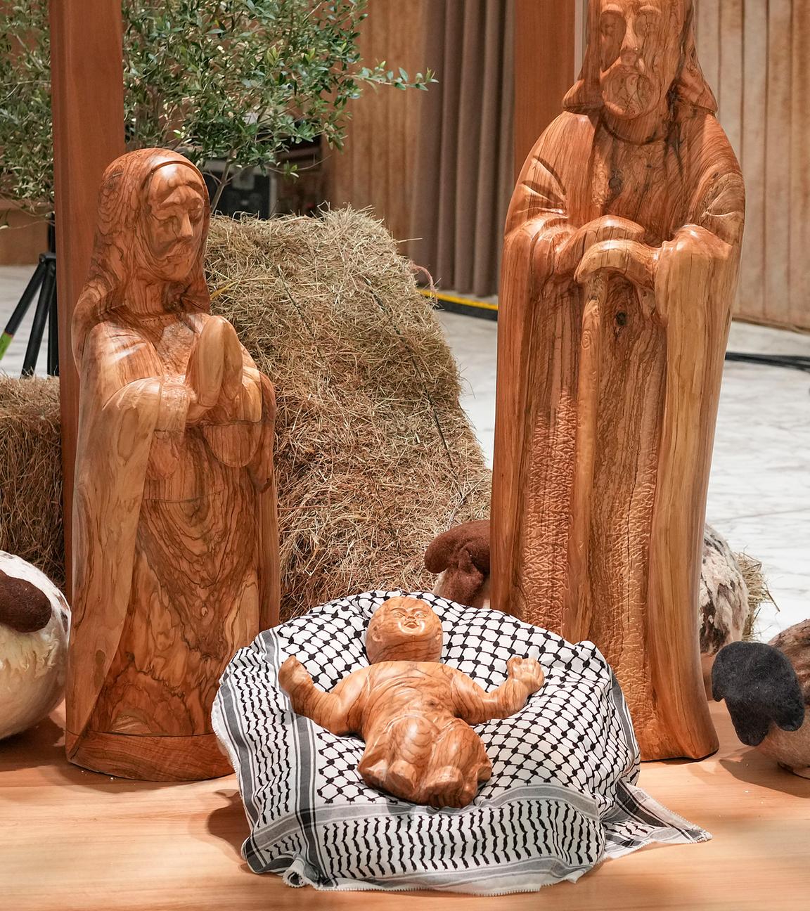 Ein Blick auf die Weihnachtskrippe, die in der Westjordanlandstadt Bethlehem gefertigt wurde, mit der Krippe des Jesuskindes, bedeckt mit einem palästinensischen Kaffiyeh