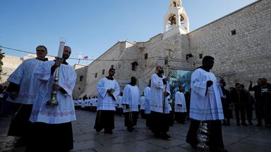 Geistliche besuchen die Weihnachtsfeierlichkeiten