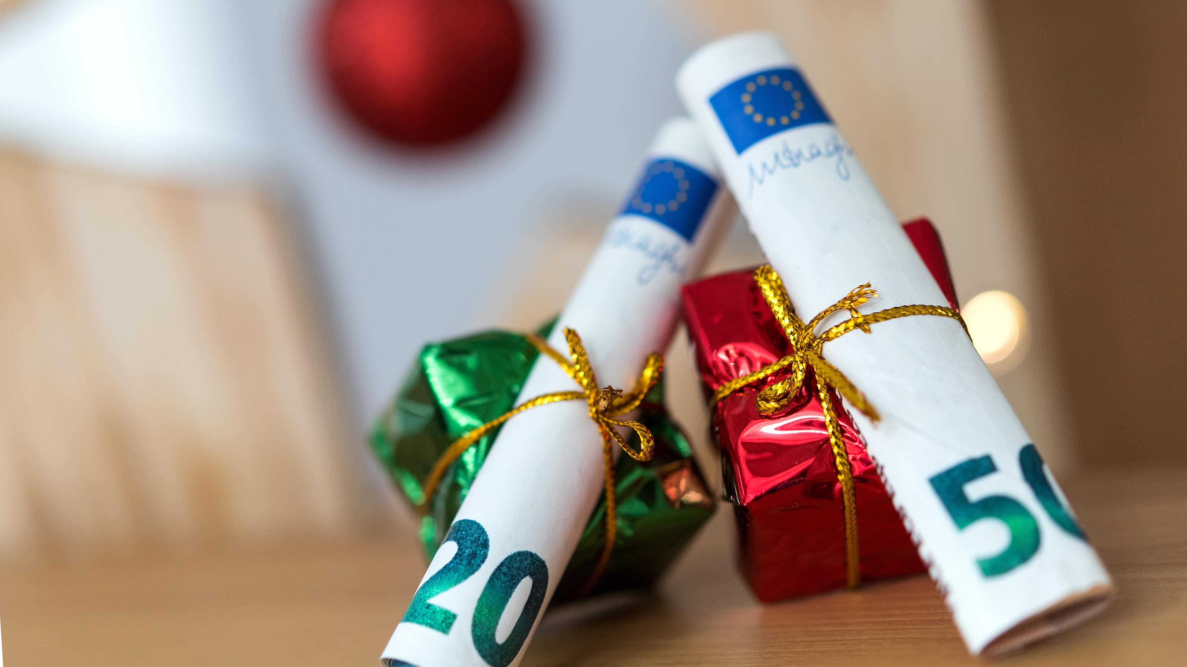 Als Geschenk verpackte 20 und 50 Euro Banknoten liegen auf einem Tisch, aufgenommen am 04.12.2018