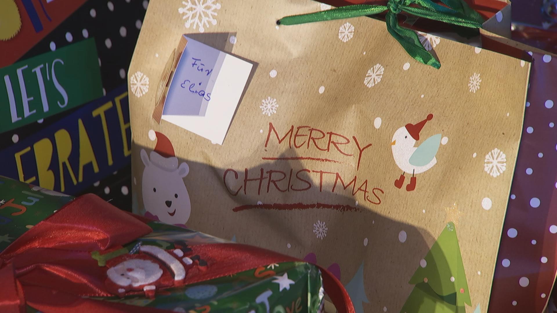 Weihnachtsgeschenk mit Aufschrift "Merry Christmas"