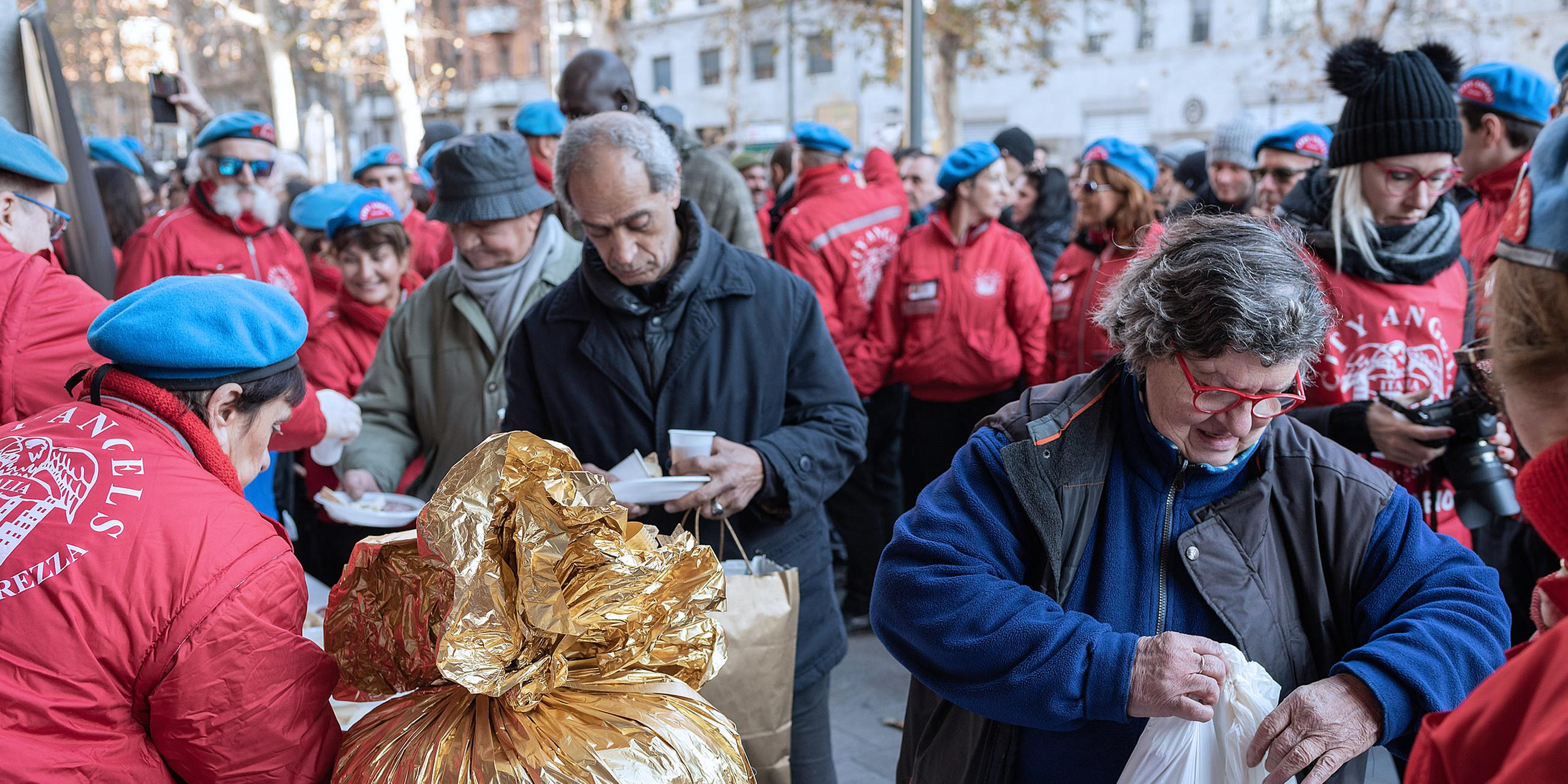 Die freiwilligen der Hilfsorganisation City Angels feiern Weihnachten als interreligiöses Fest mit Obdachlosen und Passanten, beim Shoa Memorial, der Gedenkstätte für die jüdischen Opfer des Nationalsozialismus in Mailand. 