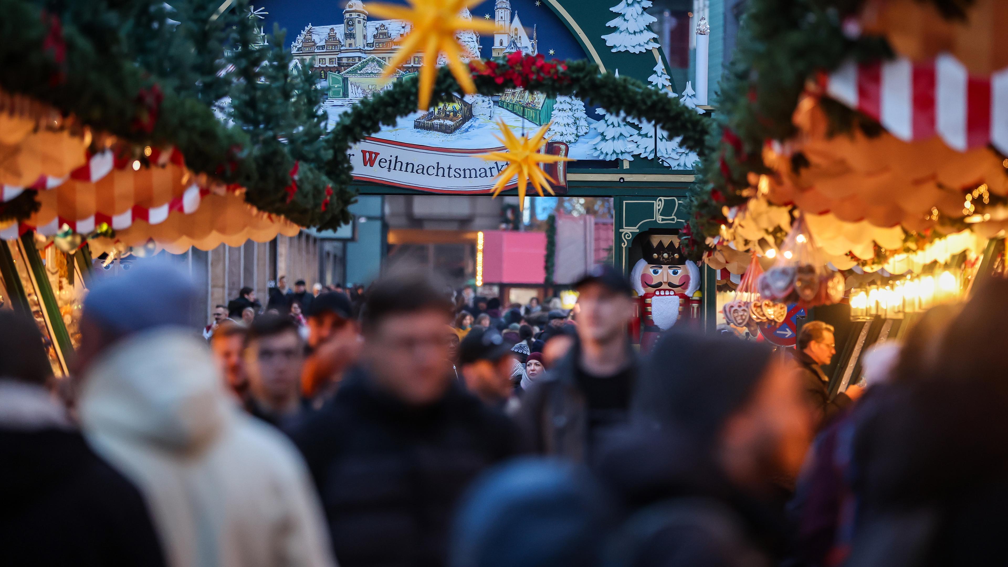 Archiv:  Besucher schlendern über den Leipziger Weihnachtsmarkt.