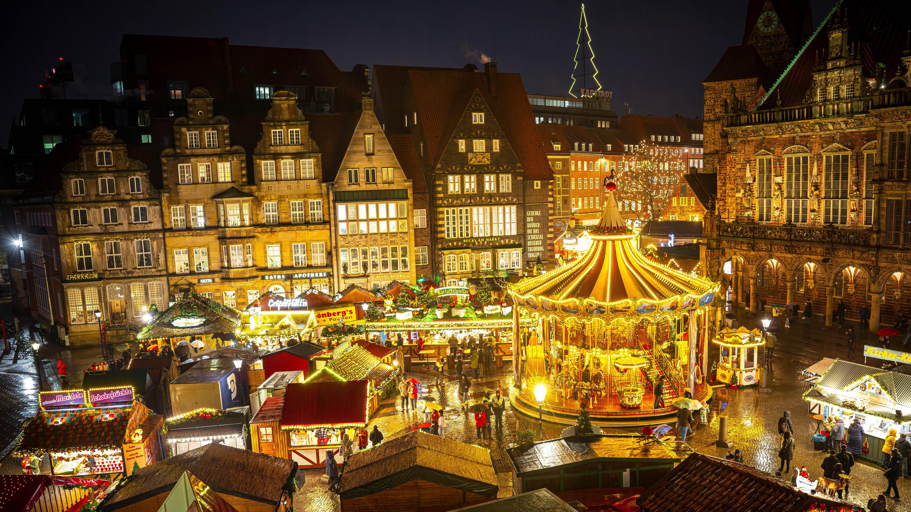 Blick auf den Weihnachtsmarkt in Bremen im Dunkeln 