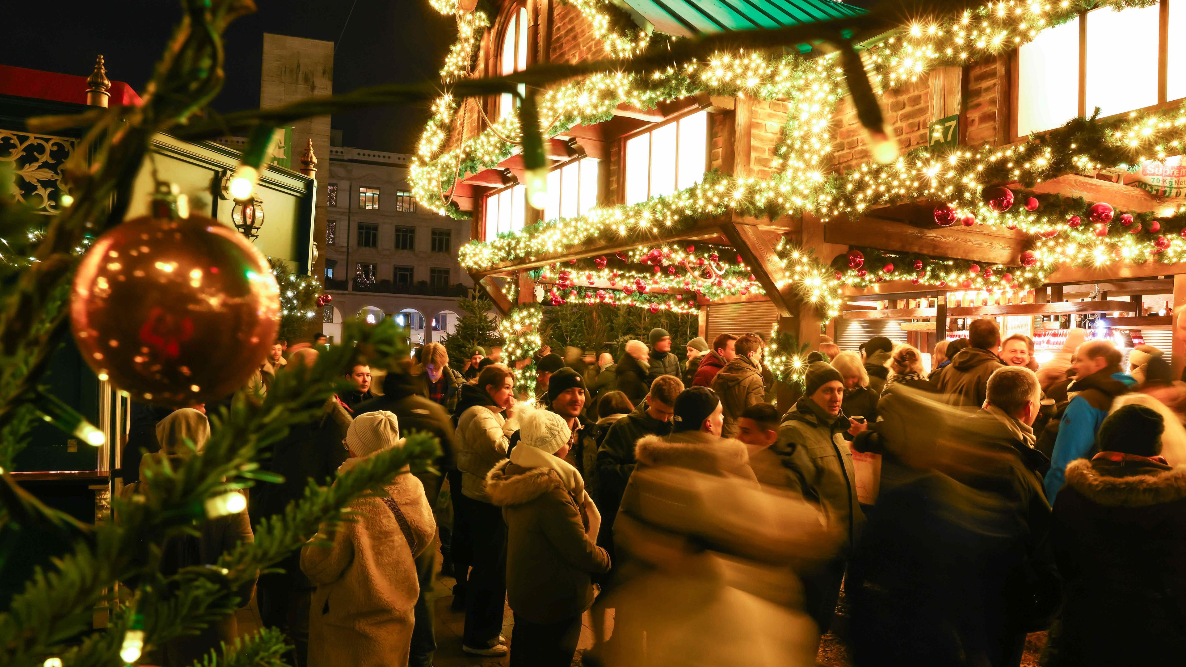 Hamburg: Besucher sind auf dem historischen Weihnachtsmarkt auf dem Rathausmarkt unterwegs.