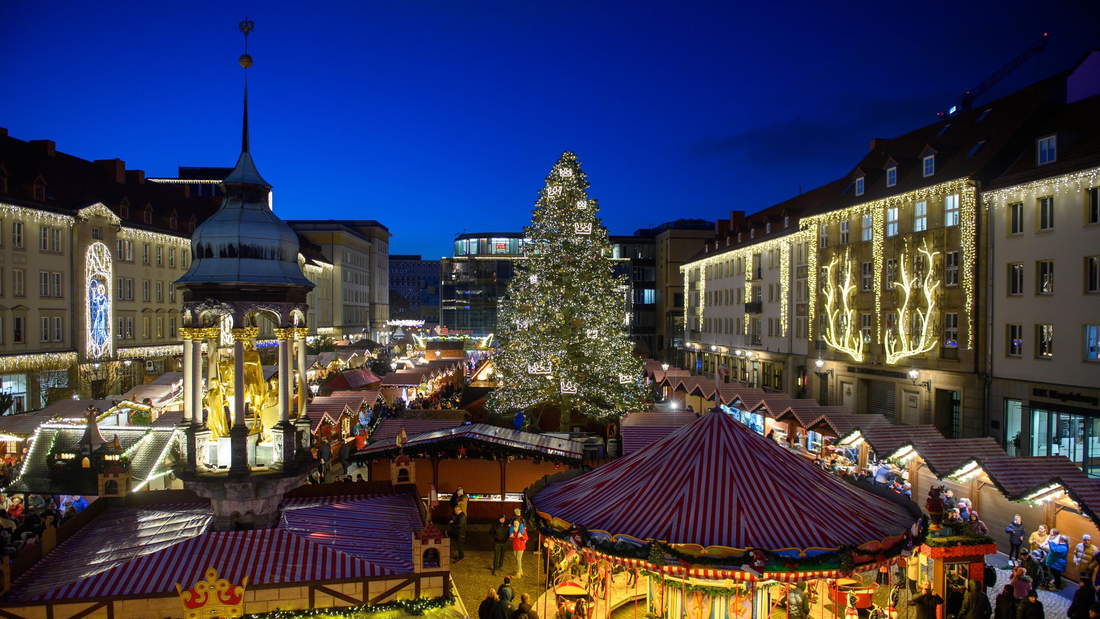 Blick auf den Weihnachtsmarkt in Magdeburg