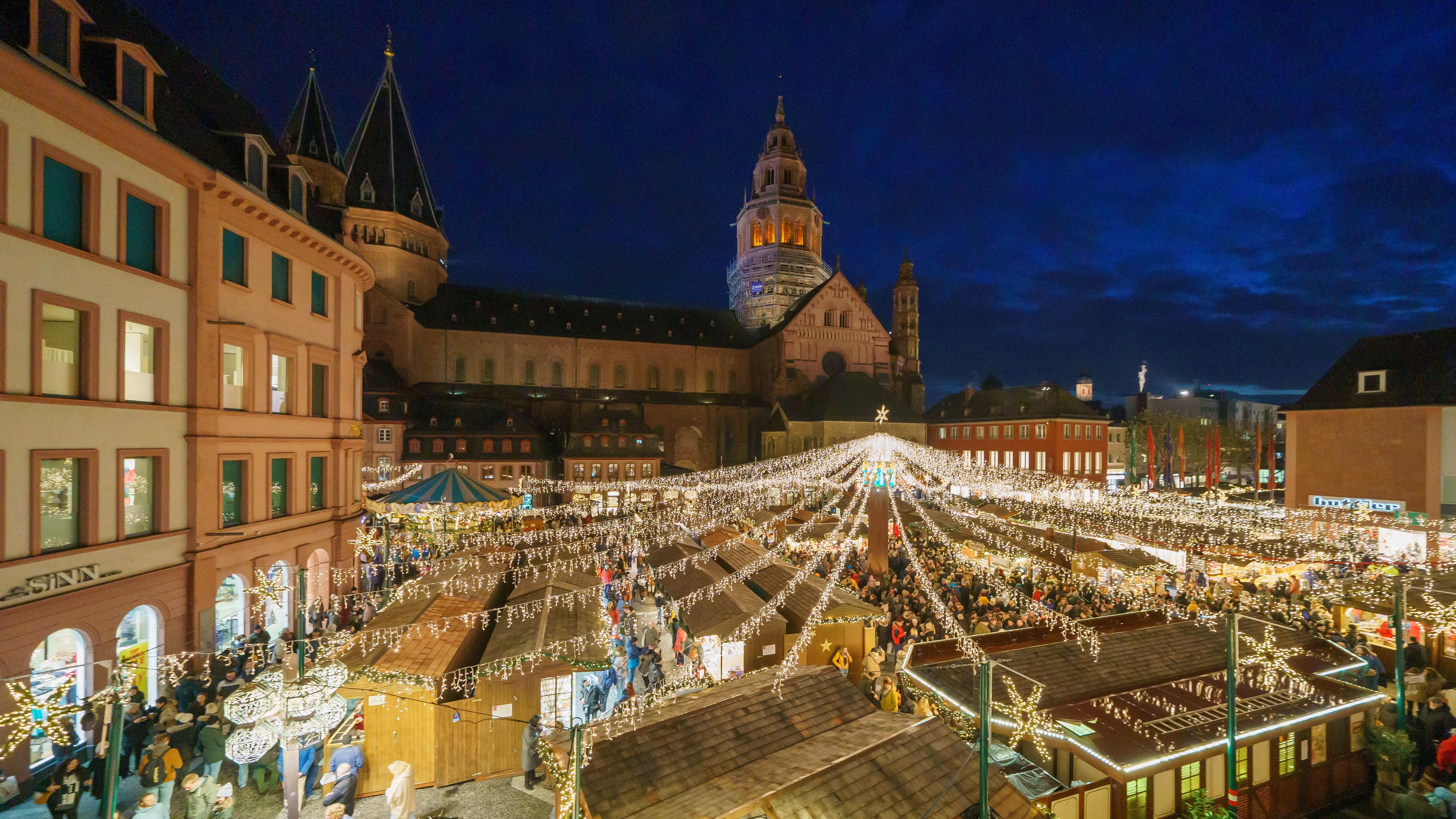 Blick auf den Weihnachtsmarkt in Mainz