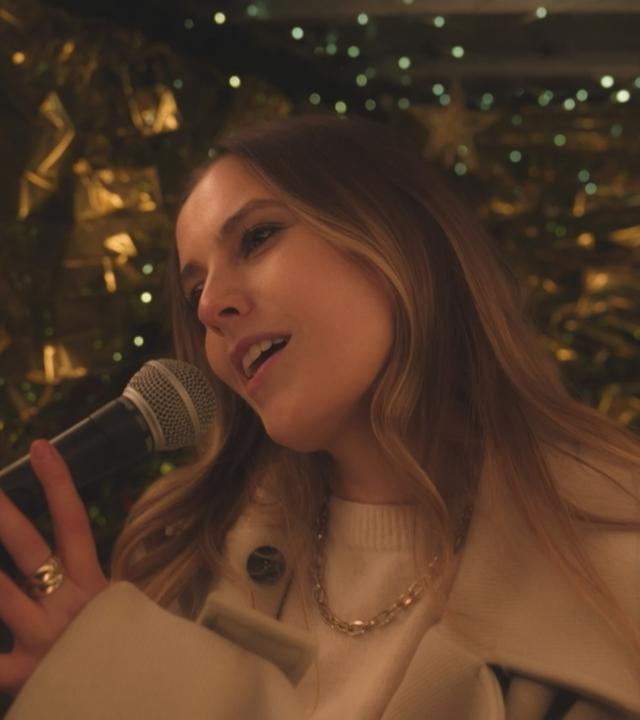 Sophia singt in ein Mikrofon