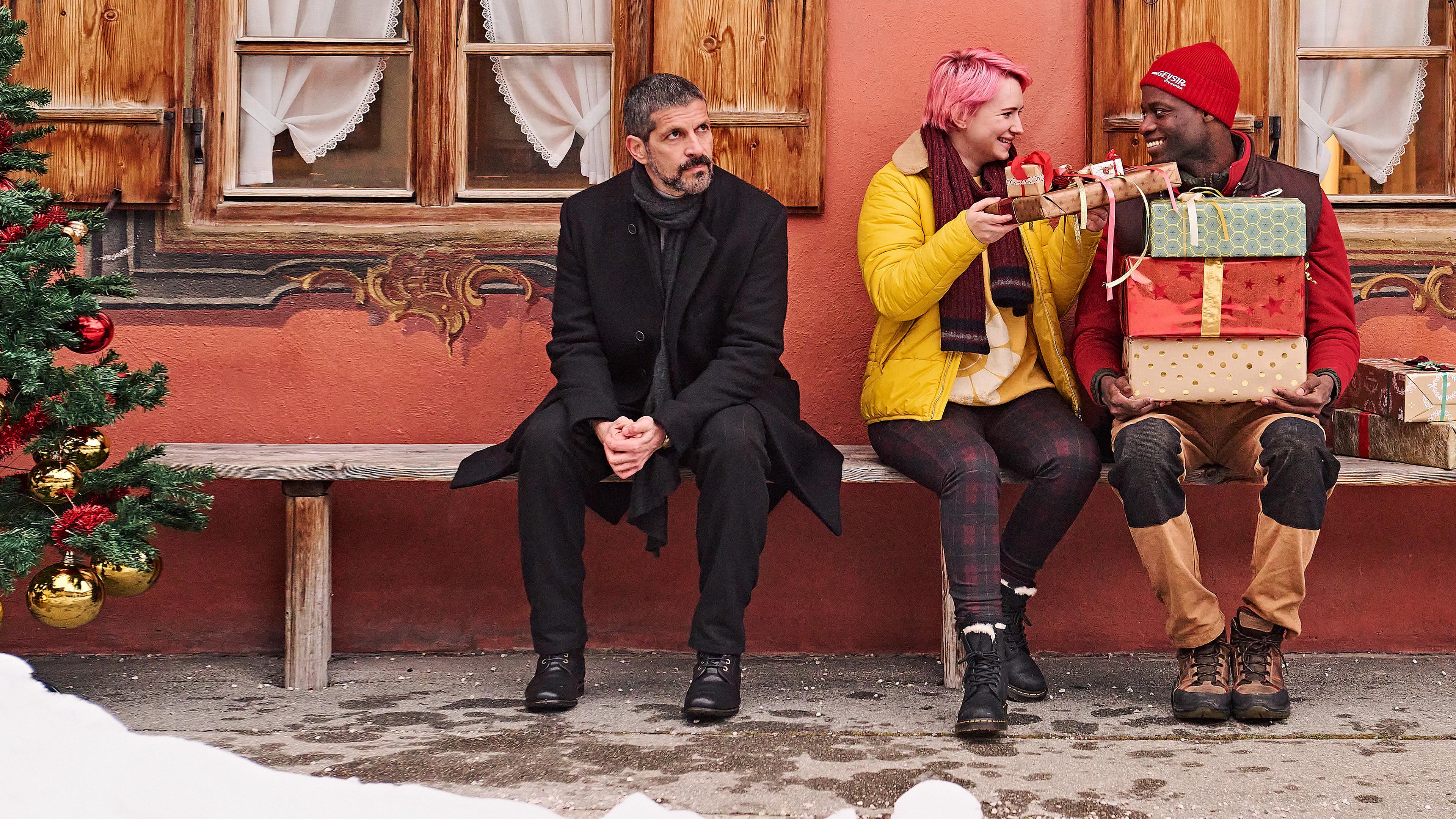 "Weihnachtspäckchen... haben alle zu tragen": Von links: Frank Donneck (Pasquale Aleardi), Adika (Yann Mbiene), Tessa (Zoe Valks)