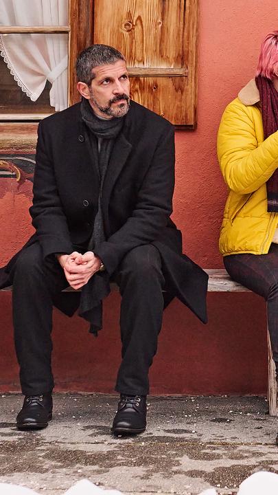 "Weihnachtspäckchen... haben alle zu tragen": Von links: Frank Donneck (Pasquale Aleardi), Adika (Yann Mbiene), Tessa (Zoe Valks)