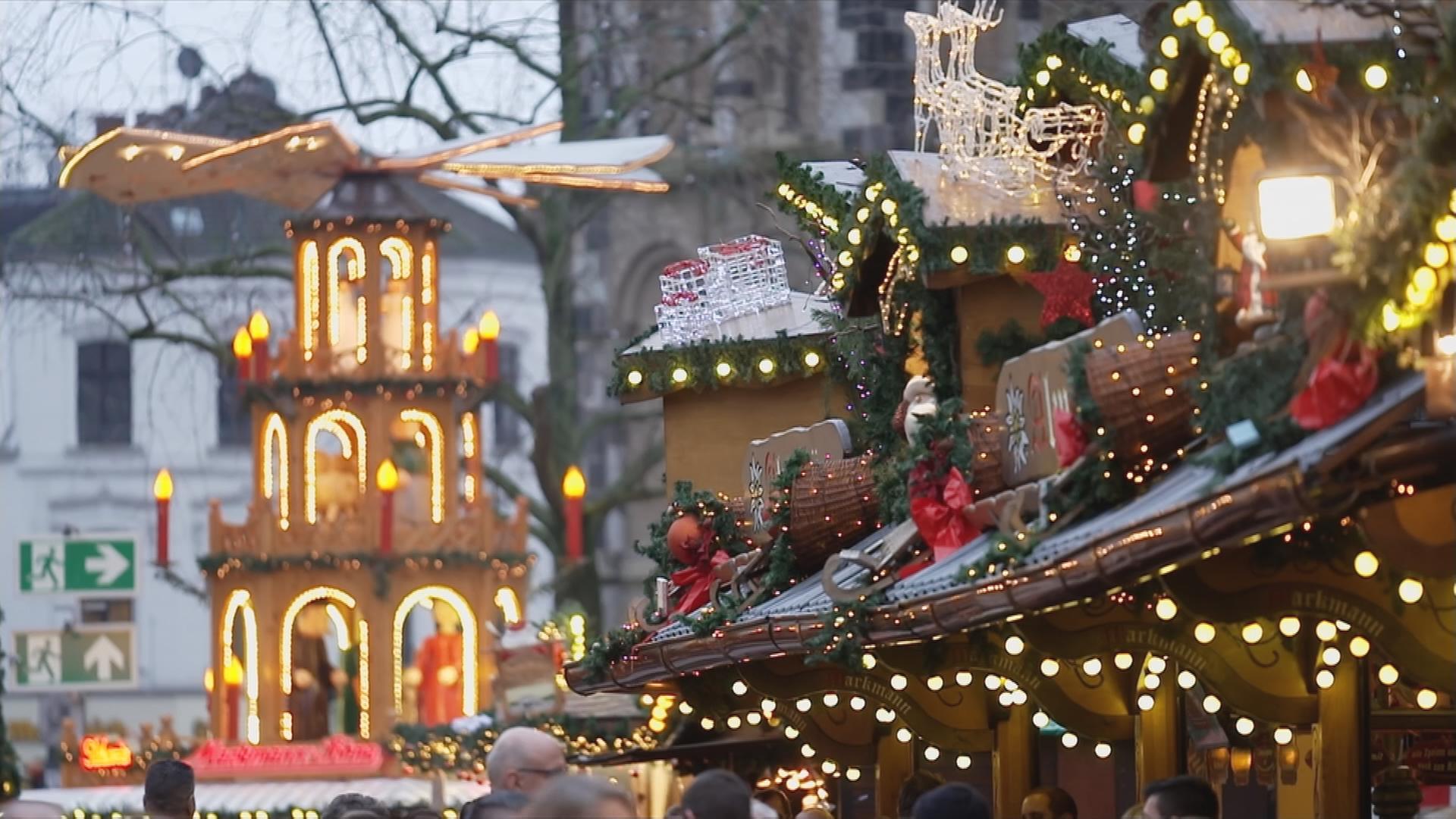 Auf dem Bild sieht man einen Weihnachtsmarkt.