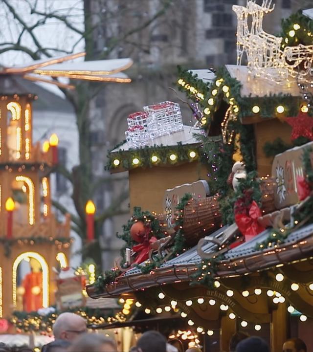 Auf dem Bild sieht man einen Weihnachtsmarkt.