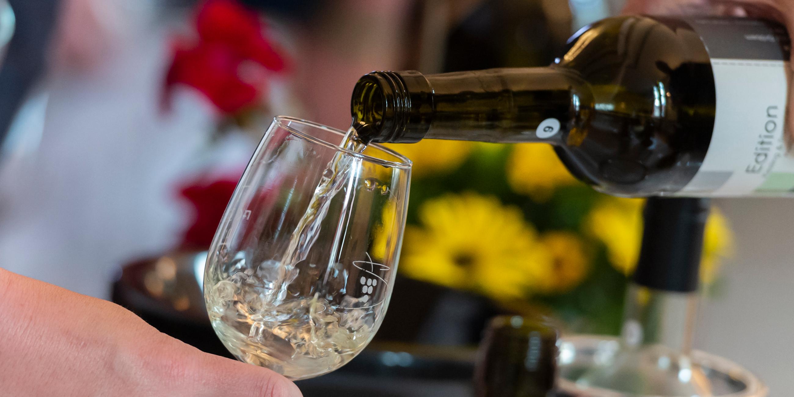  Ein Weinglas wird gefüllt bei der gemeinsamen Jungweinprobe der Weinanbaugebiete Sachsen und Saale-Unstrut.