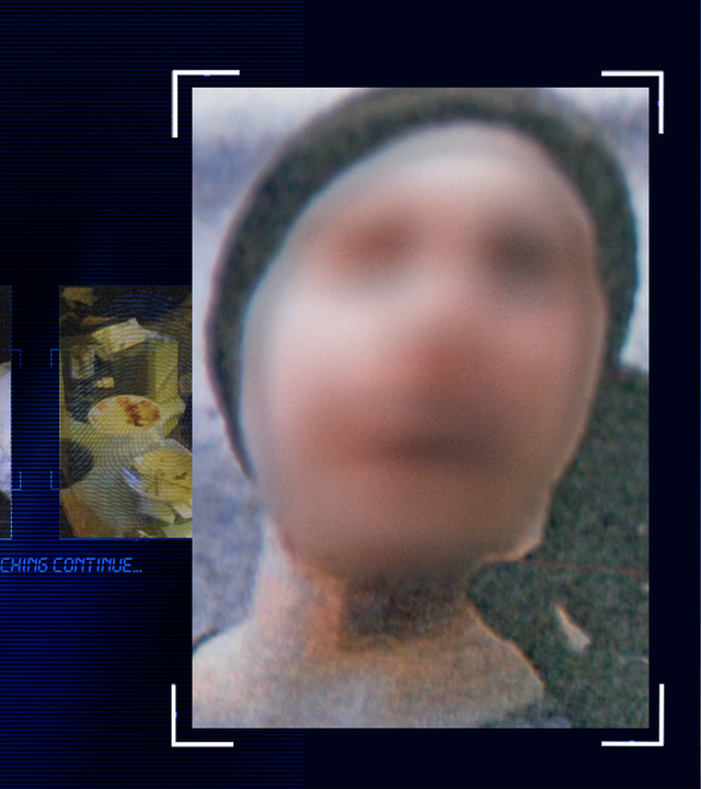 Portraitfoto eines 19-jährigen Mannes, bildfüllend. Er trägt eine schwarze Mütze. Das Gesicht wurde im Bild technisch verfremdet. Links daneben: Lichtschematische Darstellung eines Fingerabdrucks.