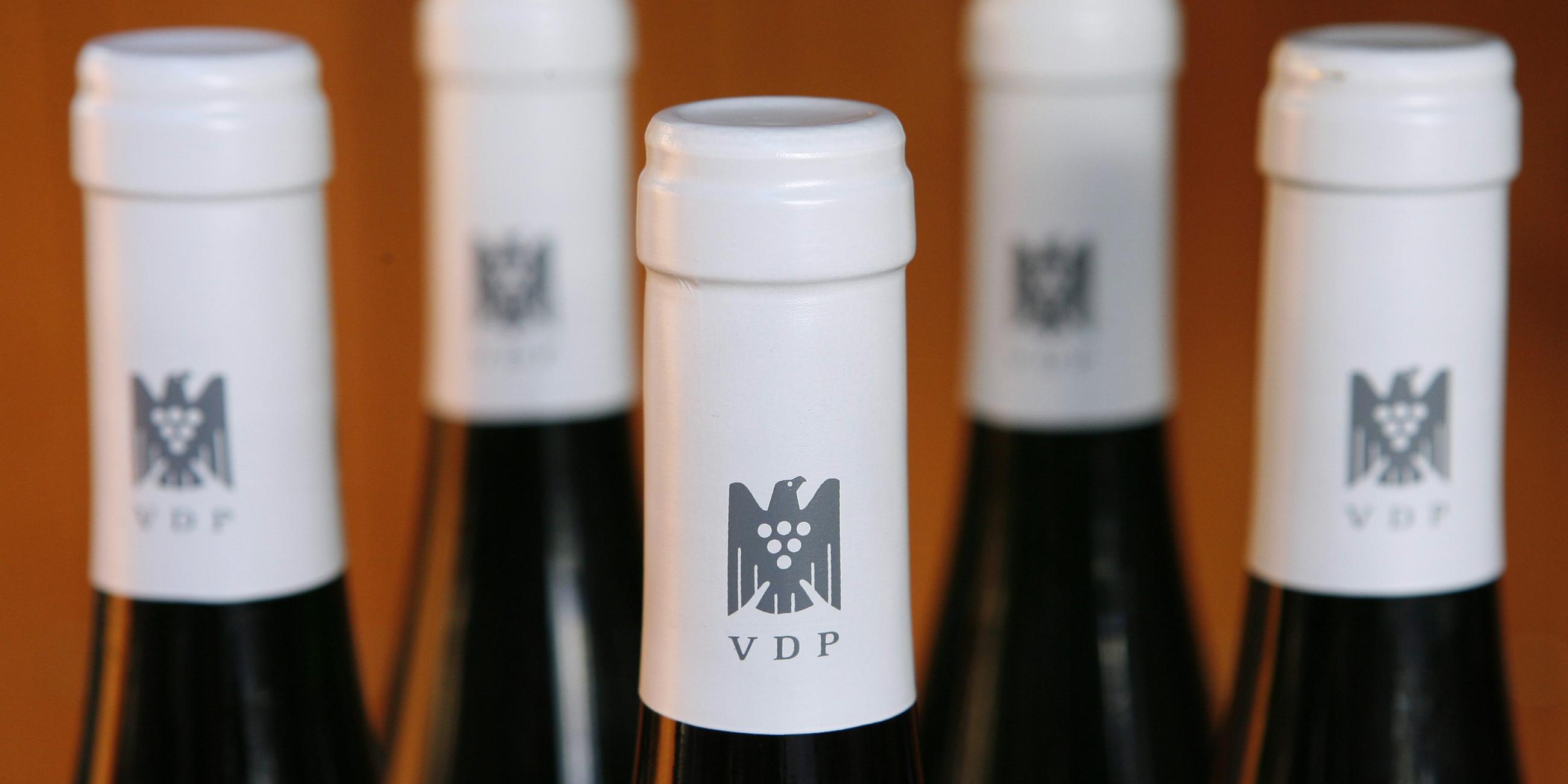 Das Emblem des Verbands Deutscher Prädikatsweingüter ist auf den Kapseln von Weinflaschen aufgedruckt, aufgenommen am 23.10.2007