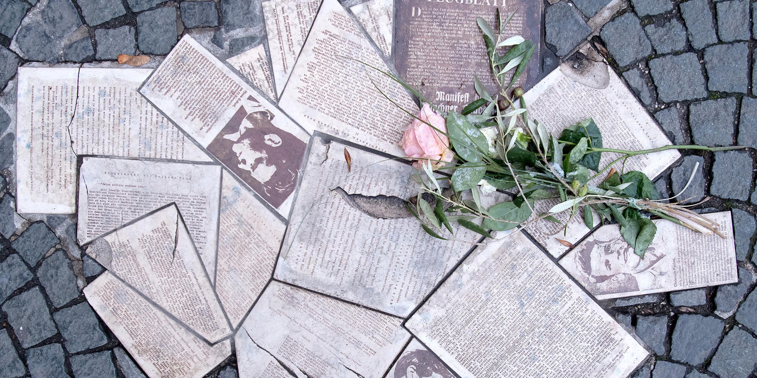 Flugblätter der Widerstandsgruppe 'Weiße Rose' als Denkmal
