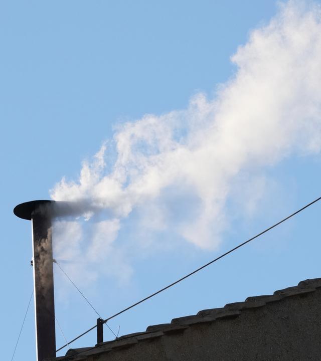 08.05.2025, Vatikan, Vatikanstadt: Weißer Rauch quillt aus dem Schornstein der Sixtinischen Kapelle während des Konklaves zur Wahl eines neuen Papstes im Vatikan.