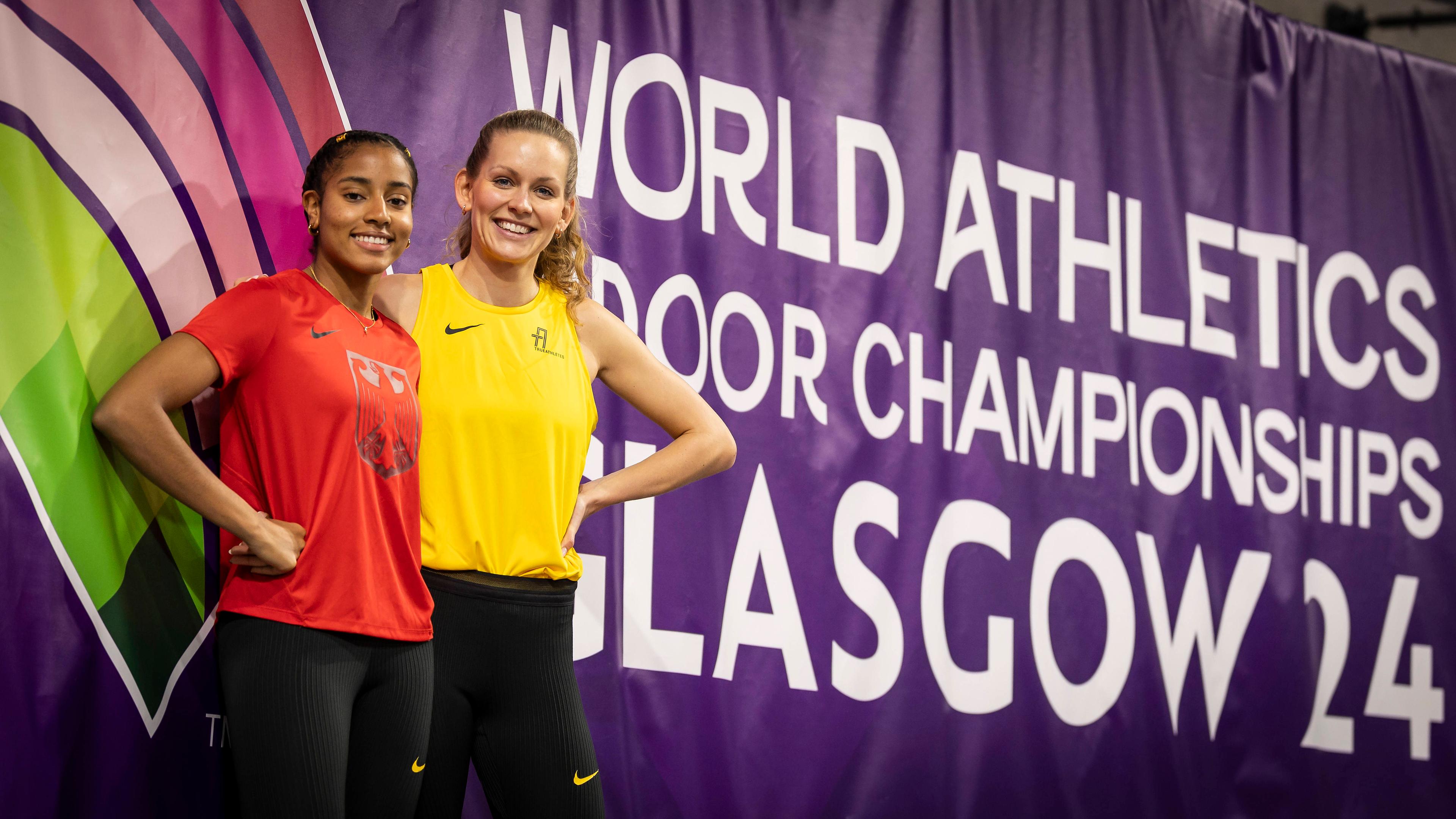 Mikaelle Assani und Christina Honsel vor dem Logo der WM beim Warm-UP am Vortag der World Athletics Indoor Championships in Glasgow am 22.08.2023.