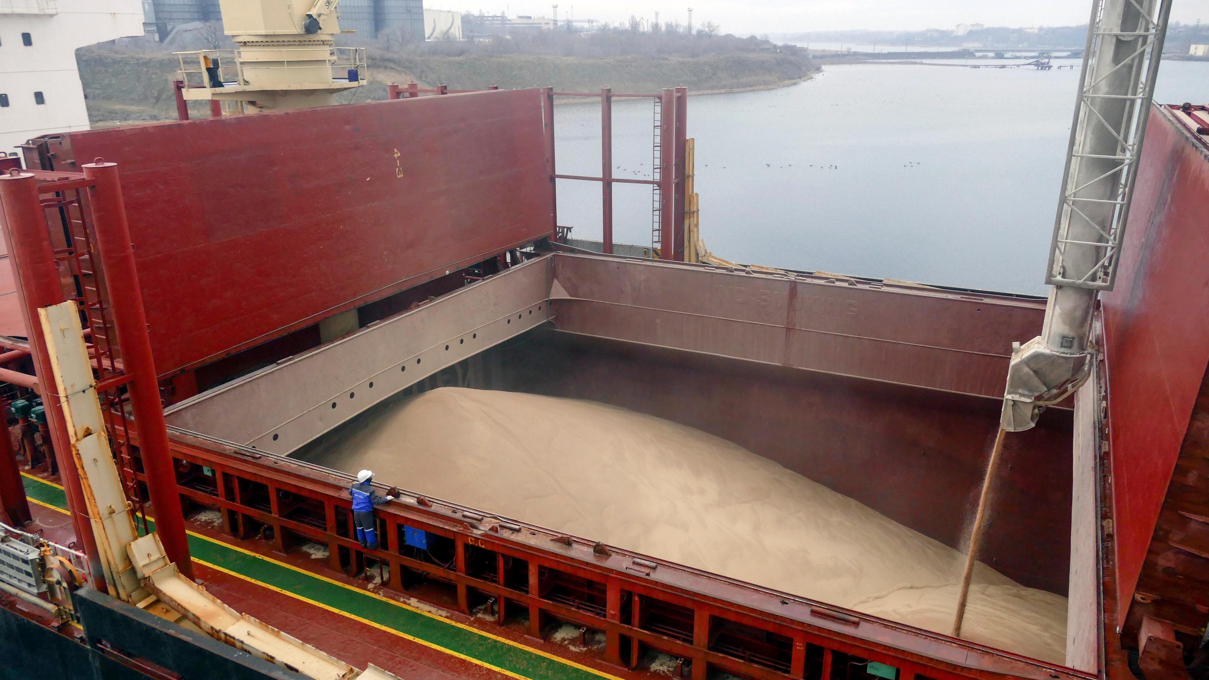 Der Massengutfrachter VALSAMITIS wird im Schwarzmeerhafen von Chornomorsk bei Odessa (Ukraine) mit Weizen beladen, augenommen am 18.02.2023 