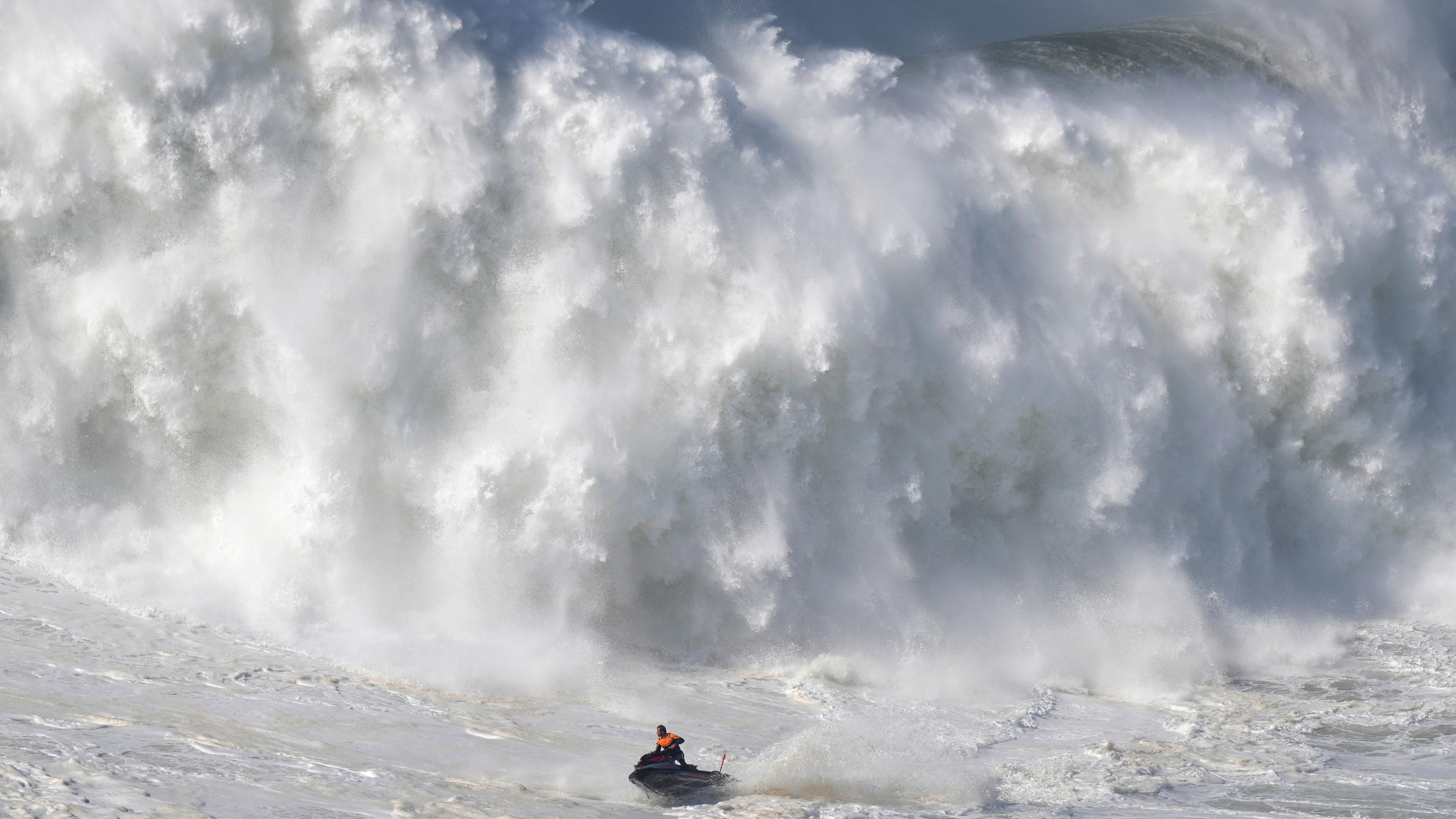 Brechenden Welle in Nazare, Portugal