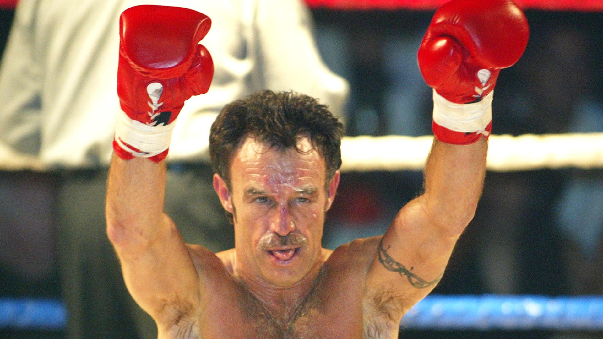 Der Boxer Rene Weller jubelt nach seinem Comeback-Kampf in Berlin am Sonntag, 23. Februar, 2003.