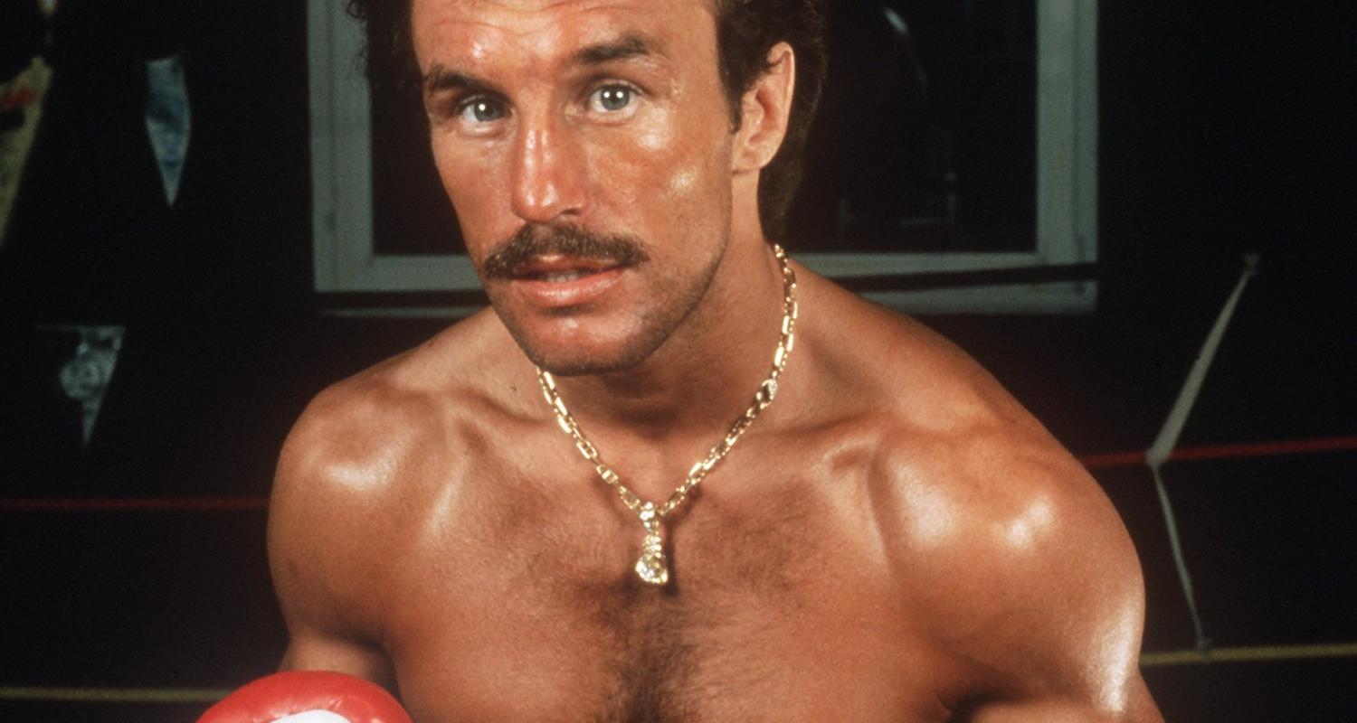 Rene Weller posiert mit Boxhandschuhen und nacktem Oberkörper in einem Trainingsraum. Aufnahme von 1983. Der frühere Box-Europameister ist am Dienstag im Alter von 69 Jahren gestorben.